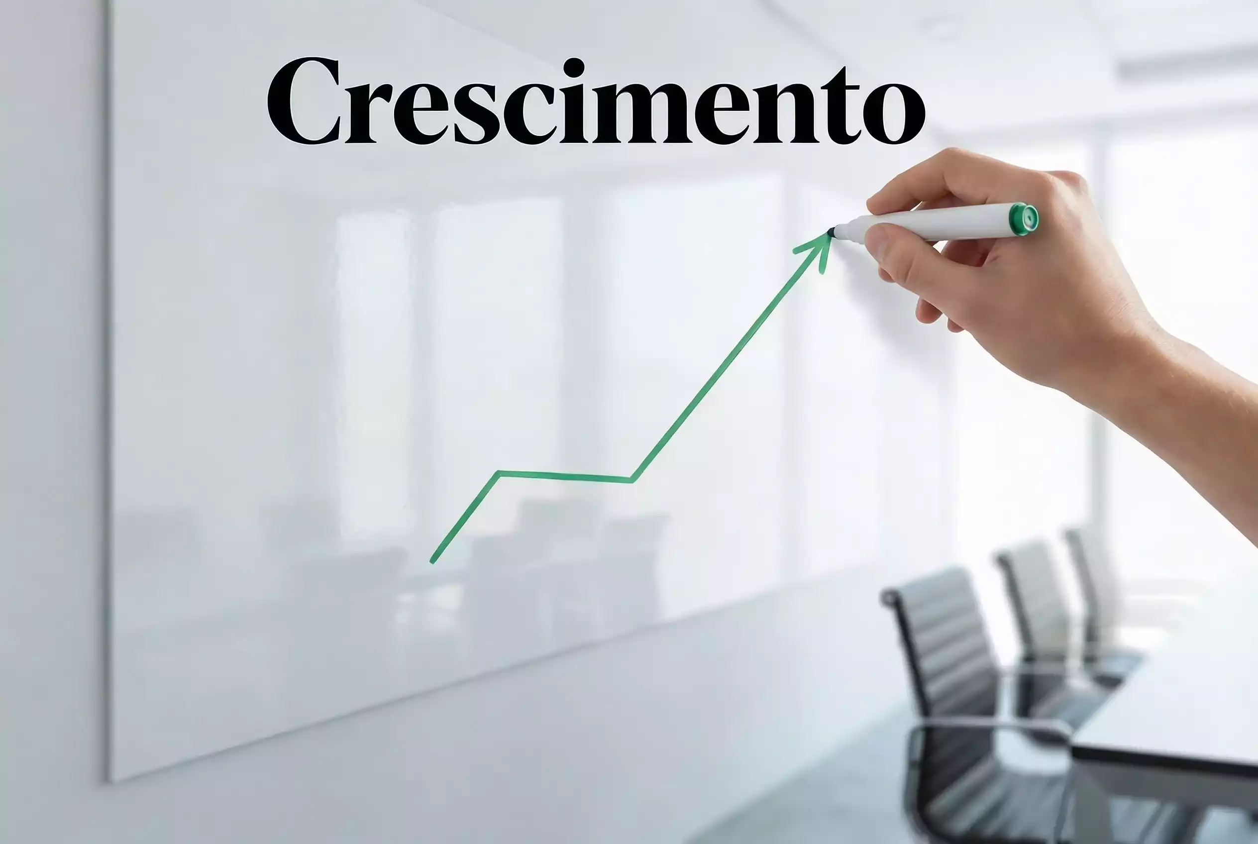 Gráfico de linha ascendente desenhado num quadro branco com marcador verde